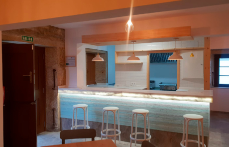 mostrador y zona de servir comidas, se ven varias mesas y sillas