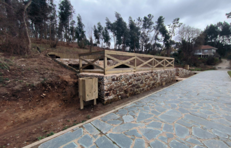 acceso al mirador con suelo de piedra y paisaje boscoso