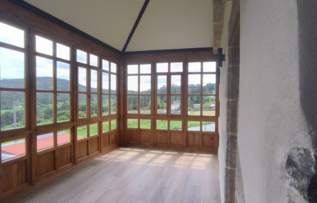estancia del rectoral, suelo de madera y grandes ventanales