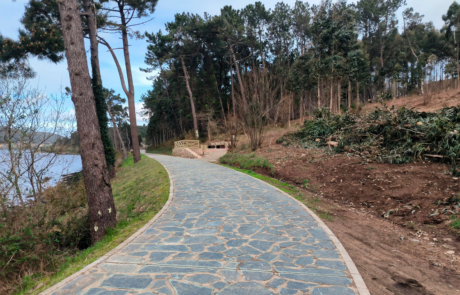 parte del camino del mirador, suelo de piedra, al fondo zona de prohibido el paso porque están en obras