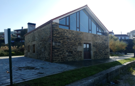 fachada exterior en piedra de un edificio