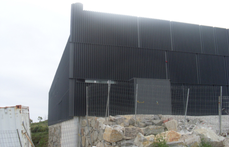 fachada en negro del edificio de una piscina,