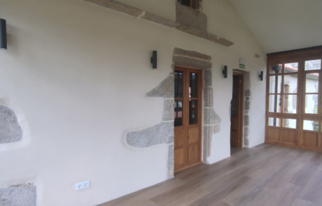 estancia del rectoral con suelo de madera, se ven también dos puertas