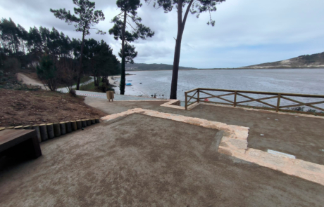 zona del mirador con acceso al lago