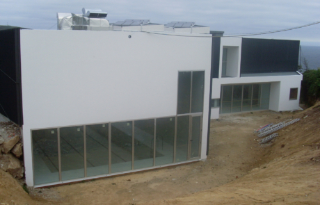 fachada del edificio de una piscina, el suelo de tierra con material de obra