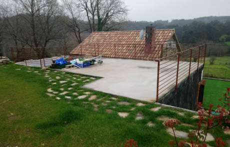 vista de la terraza superior totalmente abierta, paisaje boscoso, también se ve el tejado de la vivienda
