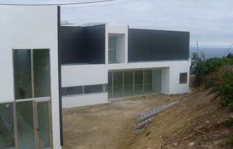 fachada del edificio de una piscina, el suelo de tierra con material de obra