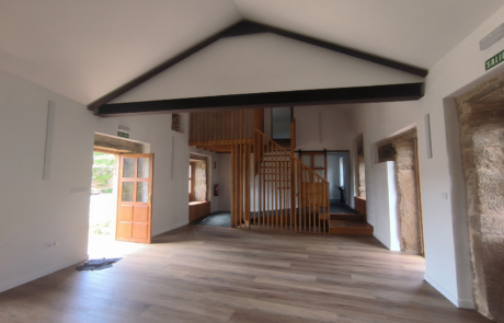 estancia grande del rectoral, suelo de madera al igual que las escaleras