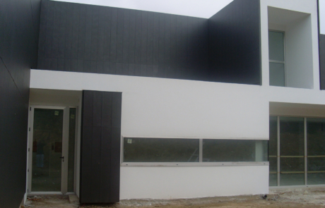 fachada del edificio de una piscina, se ve la entrada