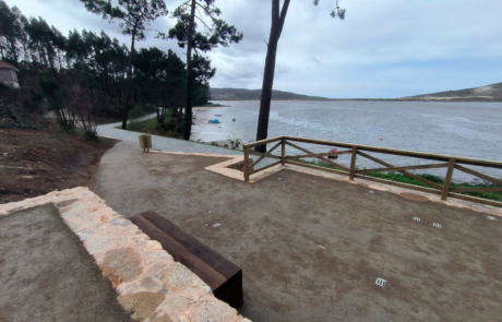 zona del mirador con acceso al lago