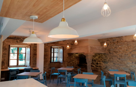 mostrador y zona de servir comidas, se ven las escaleras para subir a la zona superior