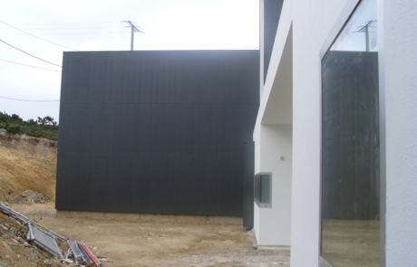 exterior del edificio de una piscina, el suelo de tierra con material de obra