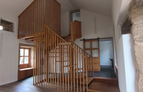 escaleras de madera de acceso a la parte superior del rectoral