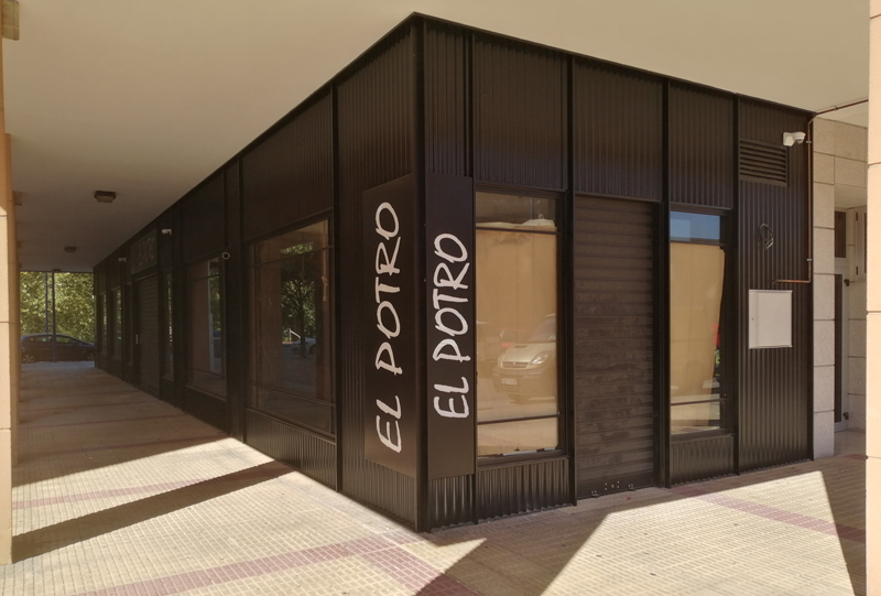exterior en color negro del restaurante El Potro