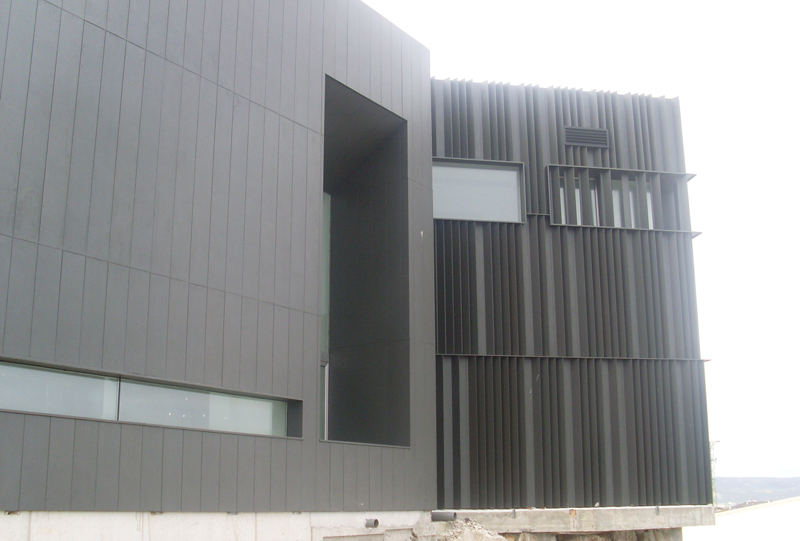 exterior del edificio de una piscina