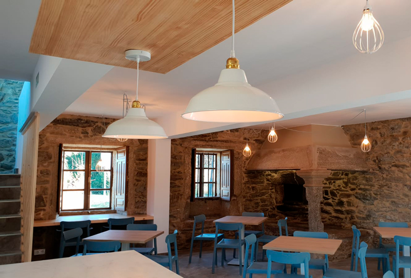 zona de comedor con varis mesas y sillas