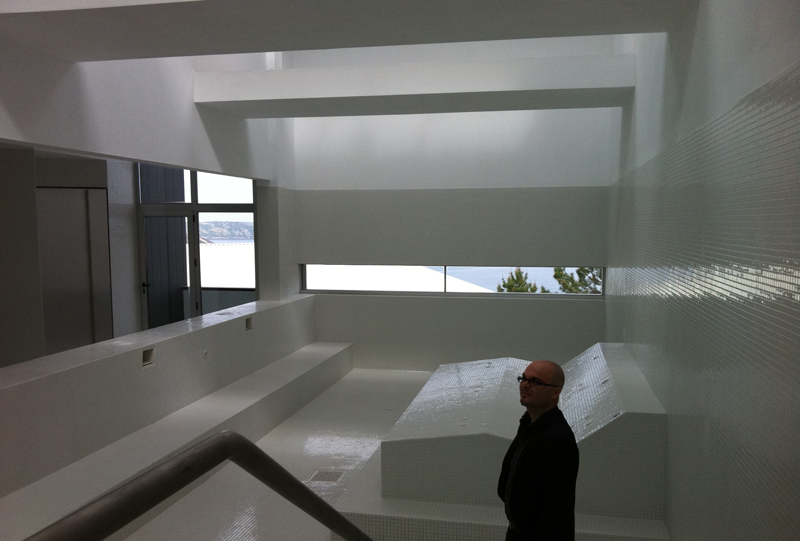 zona de piscina, hay un hombre mirando las instalaciones