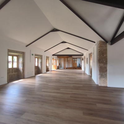 estancia grande con suelo de madera