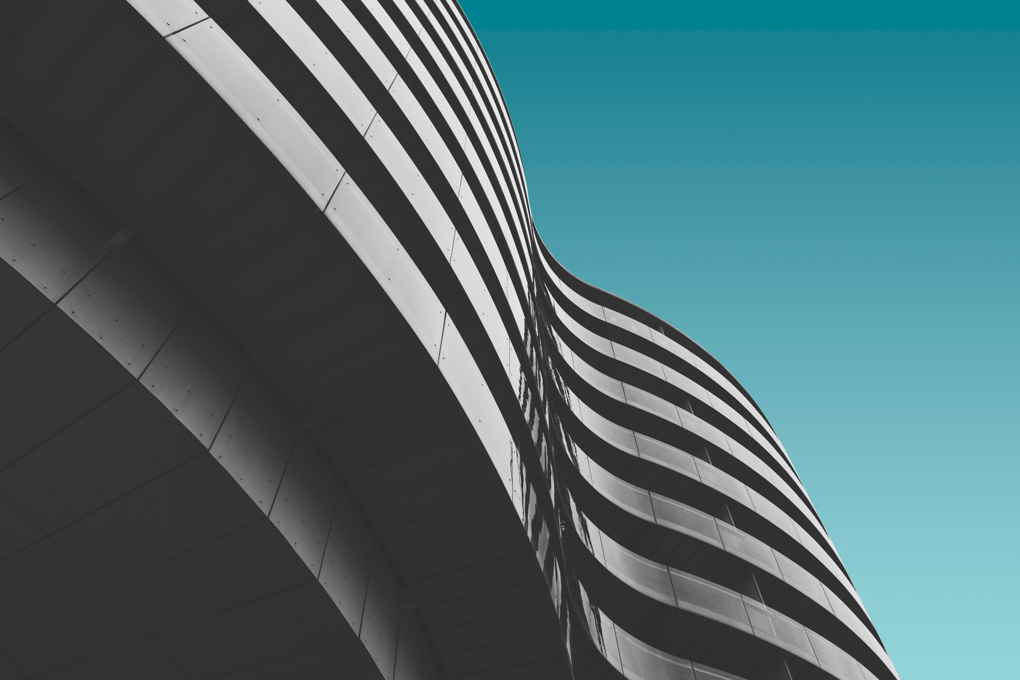 fachada de un edificio con zonas onduladas