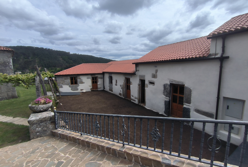 parte de la fachada de un rectoral, se ven las puertas de entrada