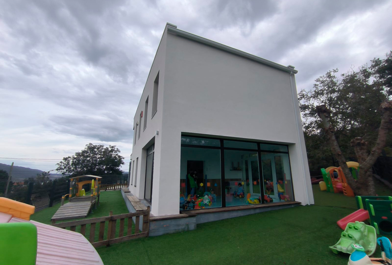 fachada y zona exterior ajardinada de una guardería